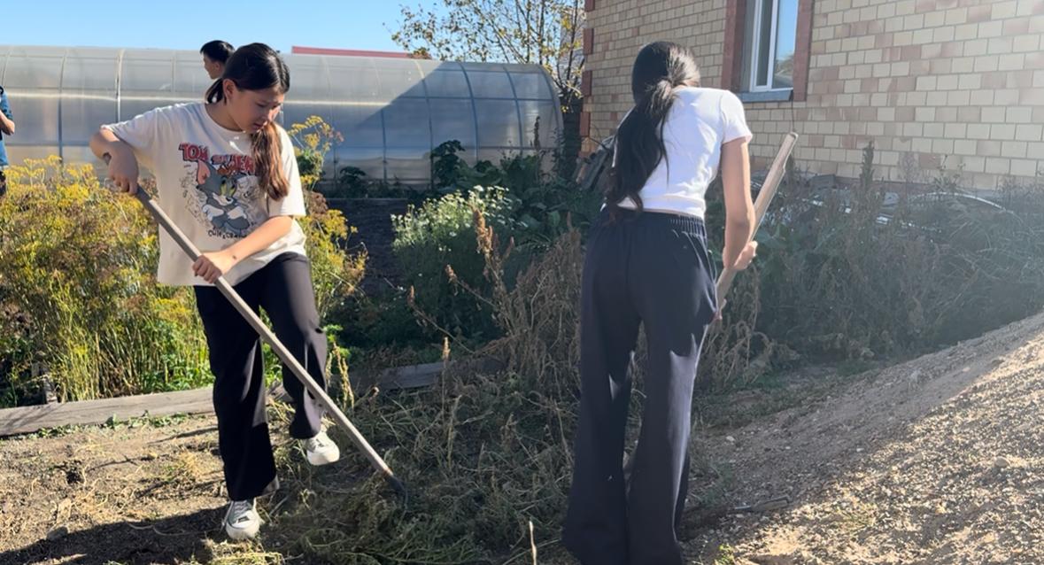 В рамках Единой воспитательной программы "Адал Азамат" реализуется волонтерская деятельность проекта "Қамқор"